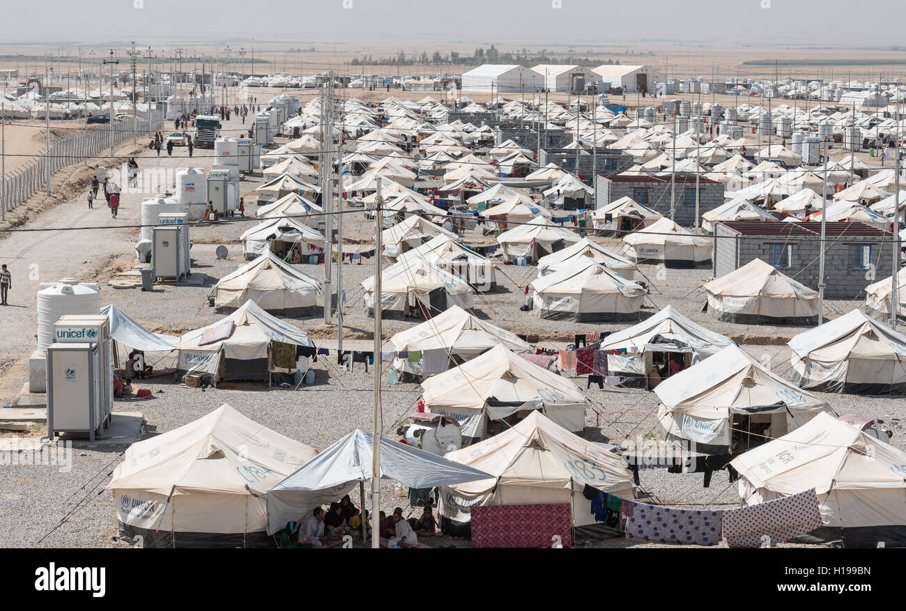 Dibaga, Iraq. 23 Sep, 2016. Panoramica di una parte dell'Dibaga per sfollati Persona (IDP) dopo la difesa irachena forze liberato i loro villaggi da uno Stato islamico in i più recenti progressi nel Ninewa offensivo.Oltre 3 milioni di iracheni sono stati sfollati in tutto il paese a partire dall'inizio del 2014, quasi 1,8 milioni di iracheni e siriani hanno preso rifugio nella regione del Kurdistan in Iraq, dove si calcola che il 20 per cento della popolazione è spostato. Europee, autorità e le infrastrutture sono a un punto di rottura. © Jonathan Raa/Pacific Press/Alamy Live News Foto Stock