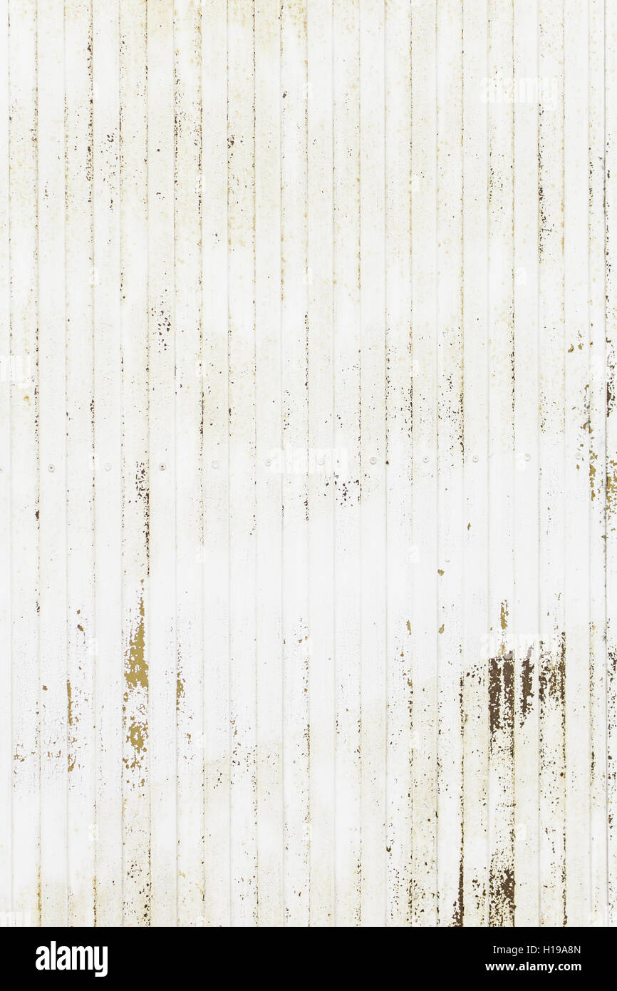 Sporca la porta di metallo in strada urbana costruzione Foto Stock