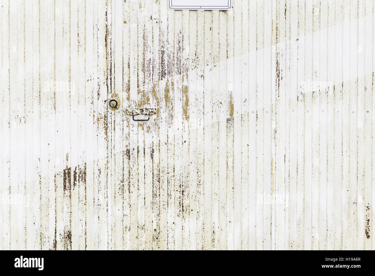 Sporca la porta di metallo in strada urbana costruzione Foto Stock