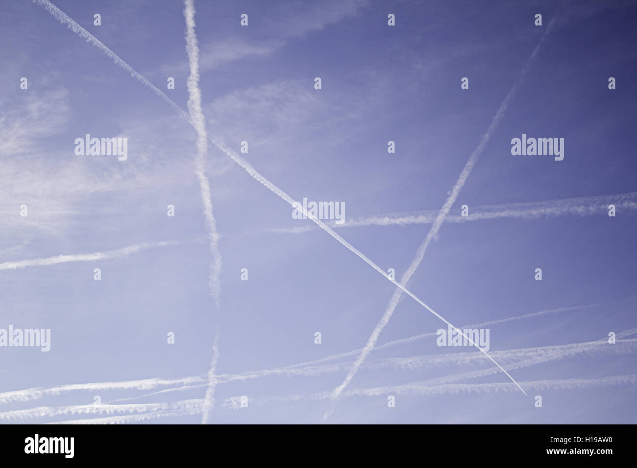 Sky con contrails in estate, per esterno Foto Stock