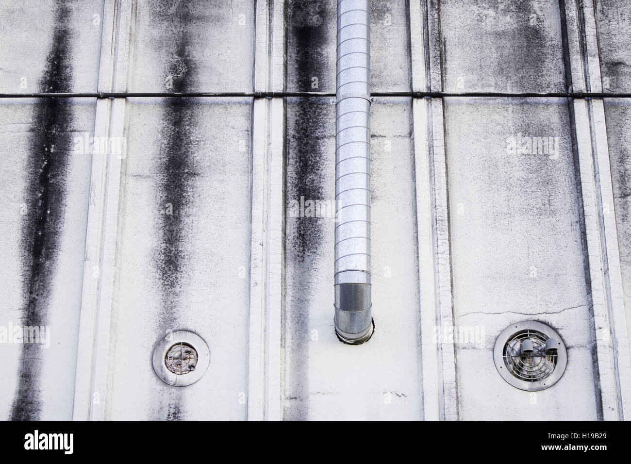 Facciata industriale con camino in metallo Foto Stock