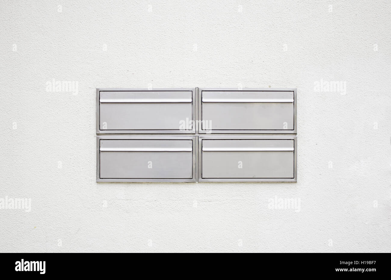 Cassette postali urbano di argento costruzione edilizia Foto Stock