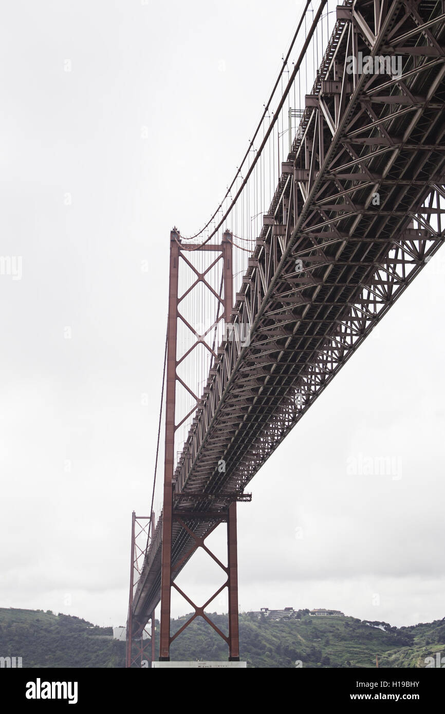 Ponte sul mare con cielo nuvoloso, edificio Foto Stock