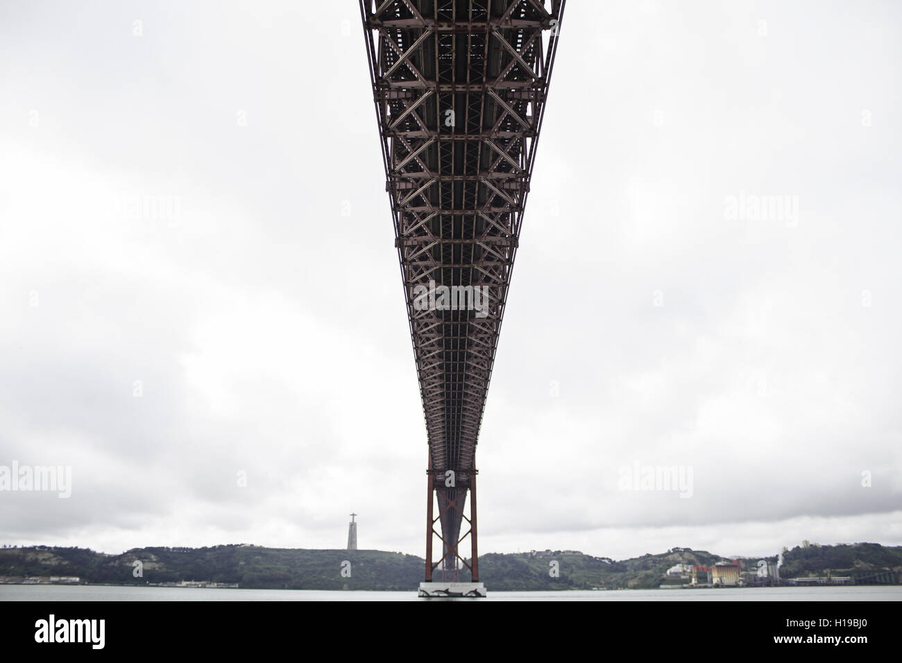 Ponte sul mare con cielo nuvoloso, edificio Foto Stock