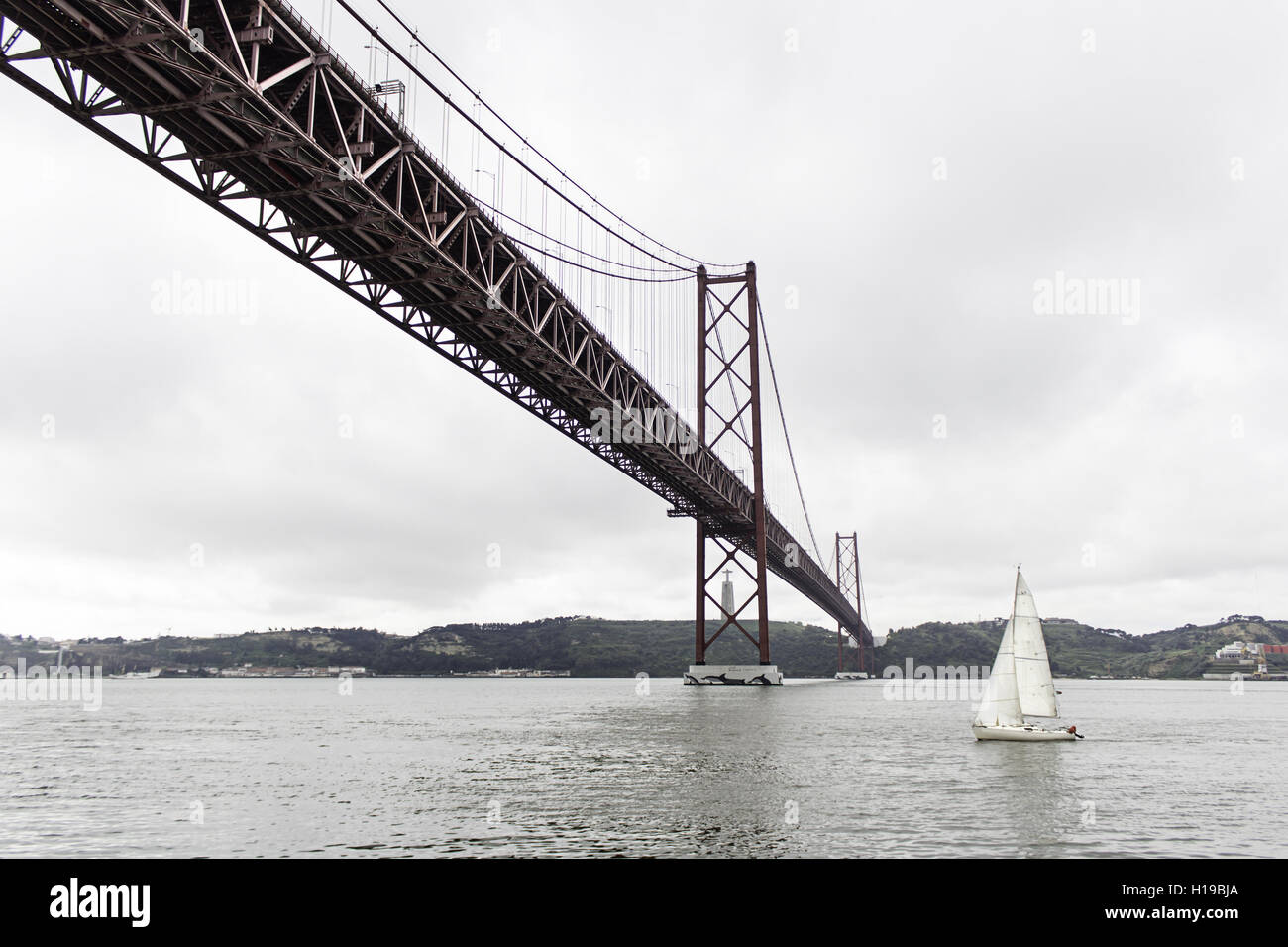 Ponte sul mare con cielo nuvoloso, edificio Foto Stock