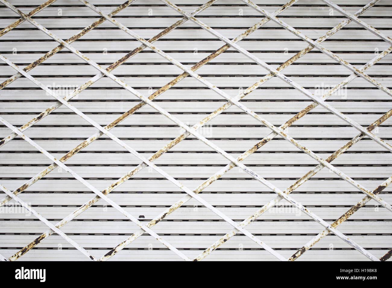 Griglie vetri e persiane in edificio urbano Foto Stock