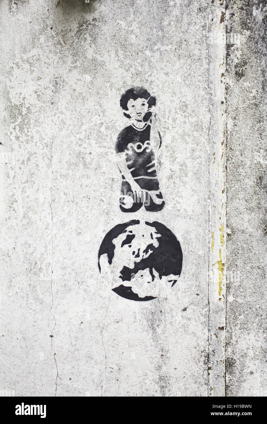 Bambino con globo tracciata sulla parete, graffiti Foto Stock