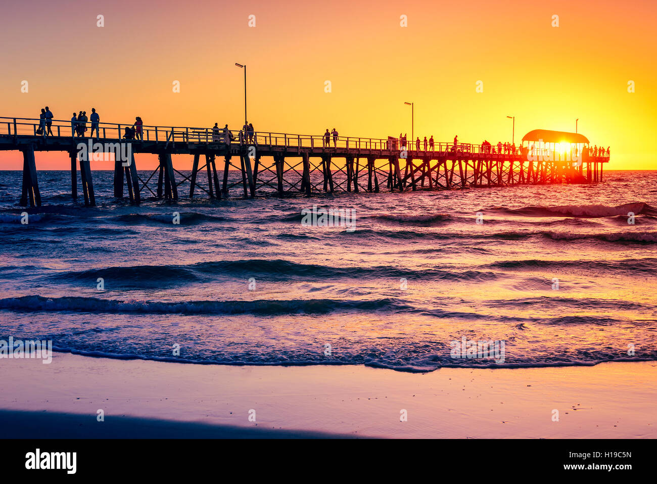 Henley Beach Jetty di una calda serata di sole. Color-tonificante effetto applicato Foto Stock