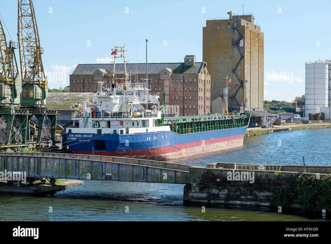 Dock e il grado 2 elencati in magazzino a nitidezza dock sul Gloucester-Sharpness canal. Foto Stock