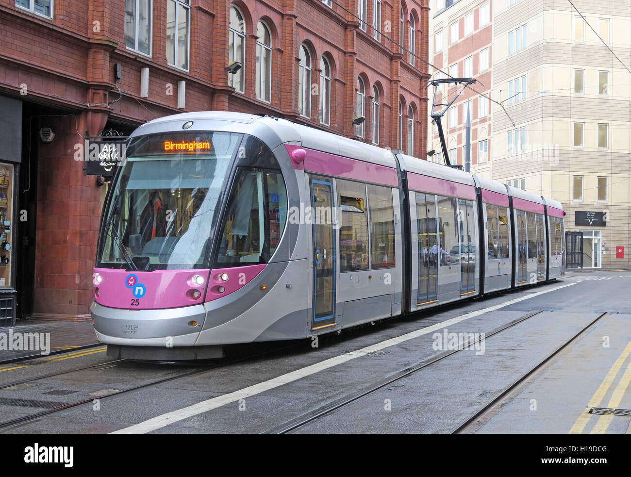 Midland metro tram presso la centrale di Birmingham New Street fermata, REGNO UNITO Foto Stock