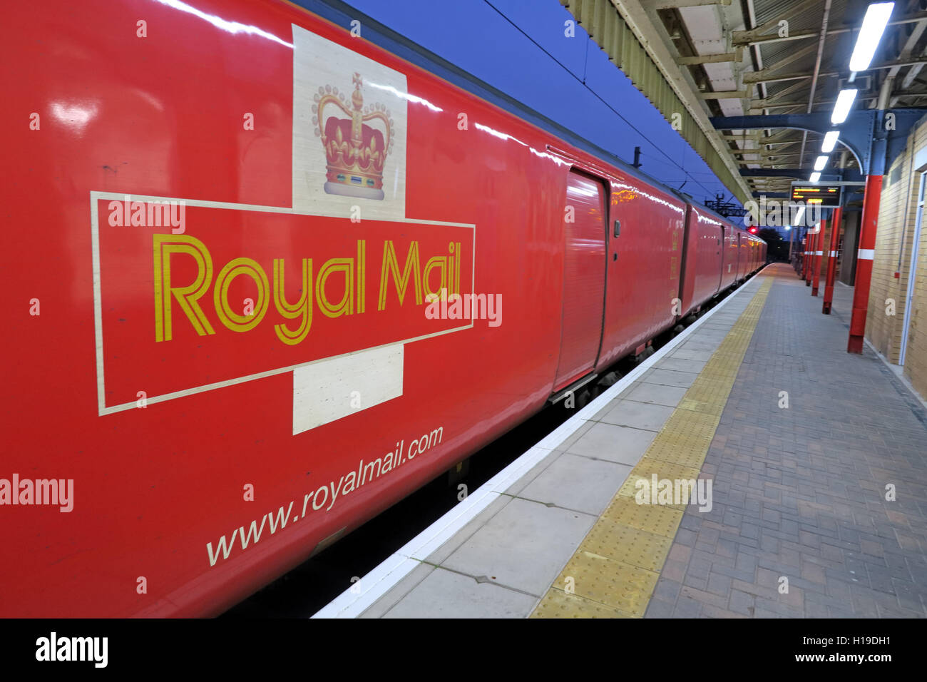 Royal mail ( RoyalMail.com) treno TPO, ufficio postale viaggiante in direzione nord dalla stazione di Warrington Bank Quay, Inghilterra, Regno Unito, WA1 1UP Foto Stock