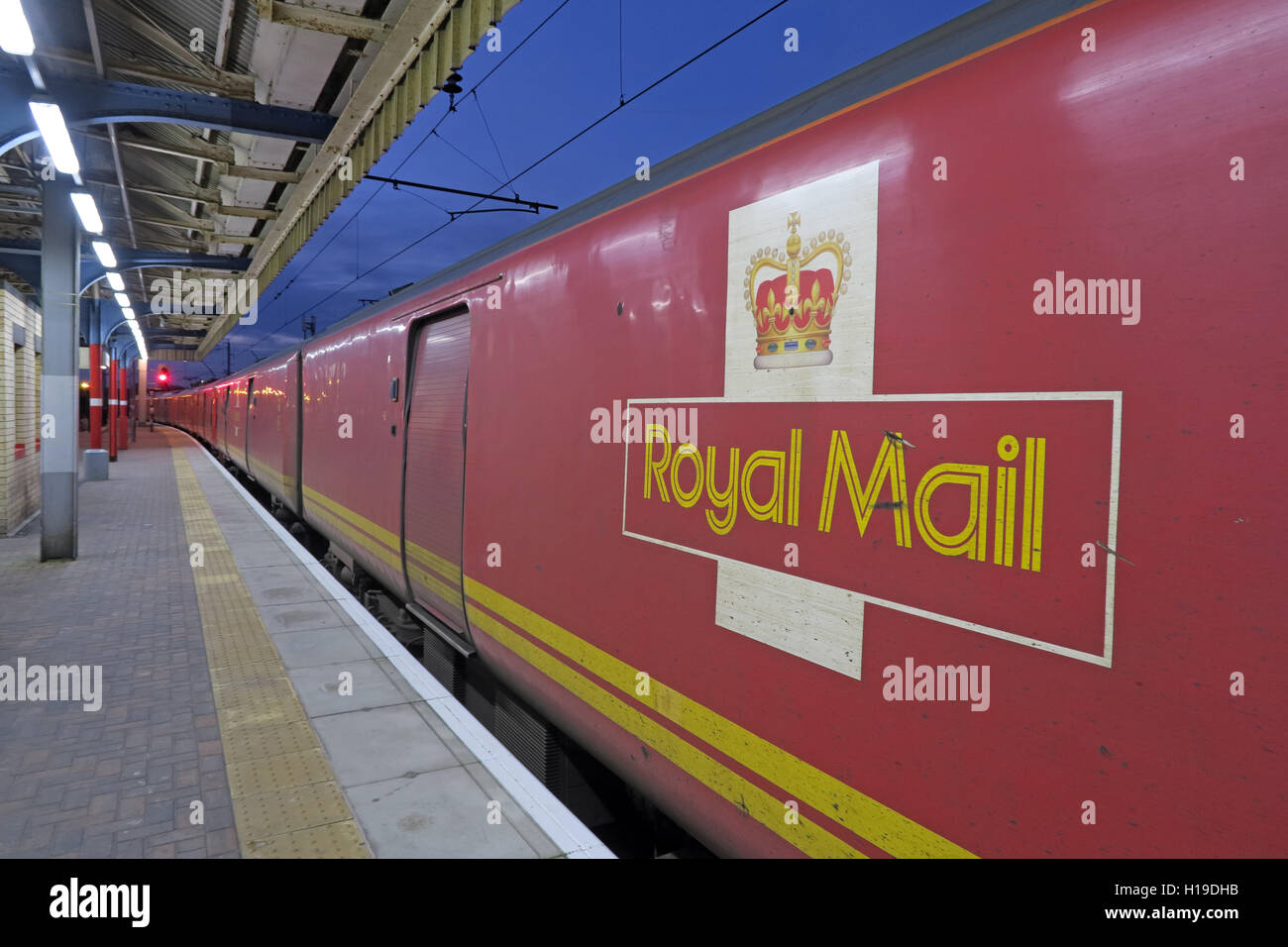 Royal Mail TPO treno in viaggio Post Office a nord di Warrington Bank Quay Station, England, Regno Unito Foto Stock