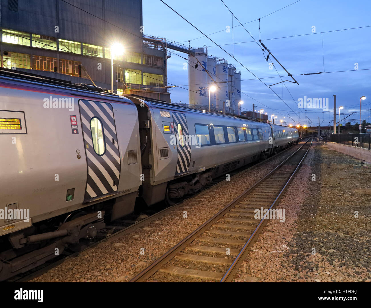 Vergine WCML Pendolino treno elettrico,a warrington bank Quay stazione ferroviaria, Northbound, Cheshire, Inghilterra, Regno Unito al crepuscolo Foto Stock