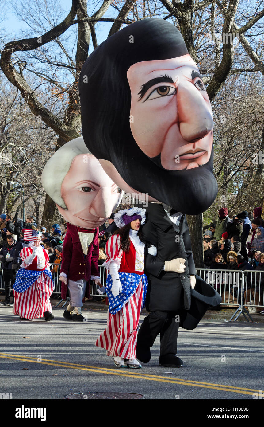 Testa di palloncino costumi di Abraham Lincoln e George Washington in Macy's Thanksgiving Parade. Foto Stock