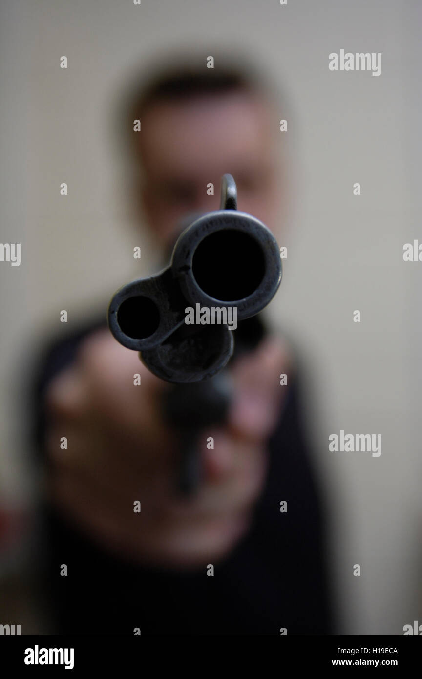 Uomo pistola di puntamento Foto Stock