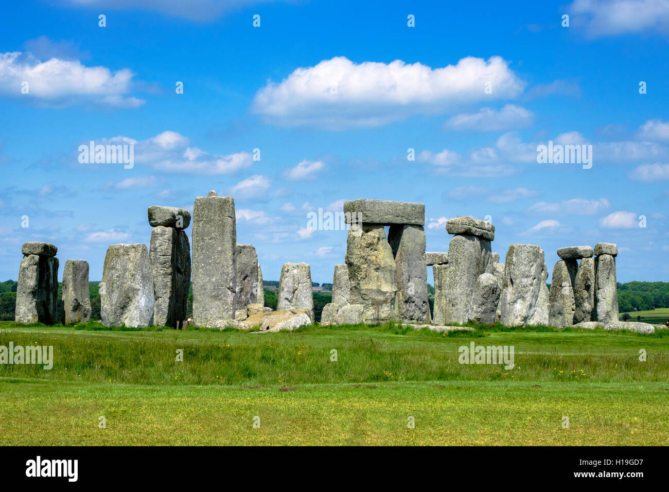 Stonehenge Wiltshire in una giornata estiva in un cielo blu glorioso e sole Foto Stock