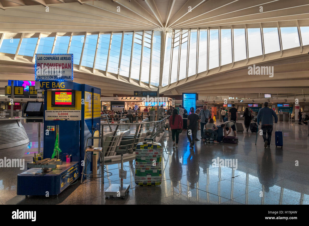 Hall di entrata presso l'aeroporto di Bilbao, Spagna Foto Stock