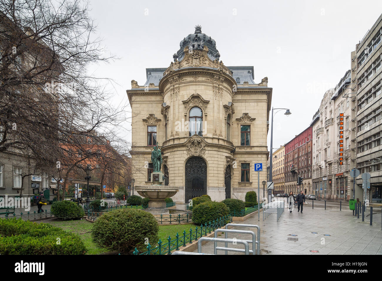 BUDAPEST, Ungheria - 21 febbraio 2016: facciata del Metropolita Ervin Szabo libreria è la più grande rete di biblioteche in Budapest Foto Stock