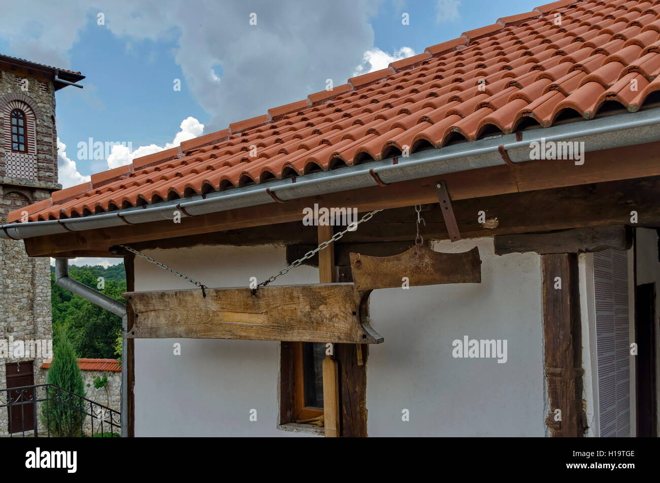 Vecchia casa medioevale con pavimenti in legno e ferro battaglio in restaurato o montenegrina Giginski monastero San San Cosma e Damiano Foto Stock