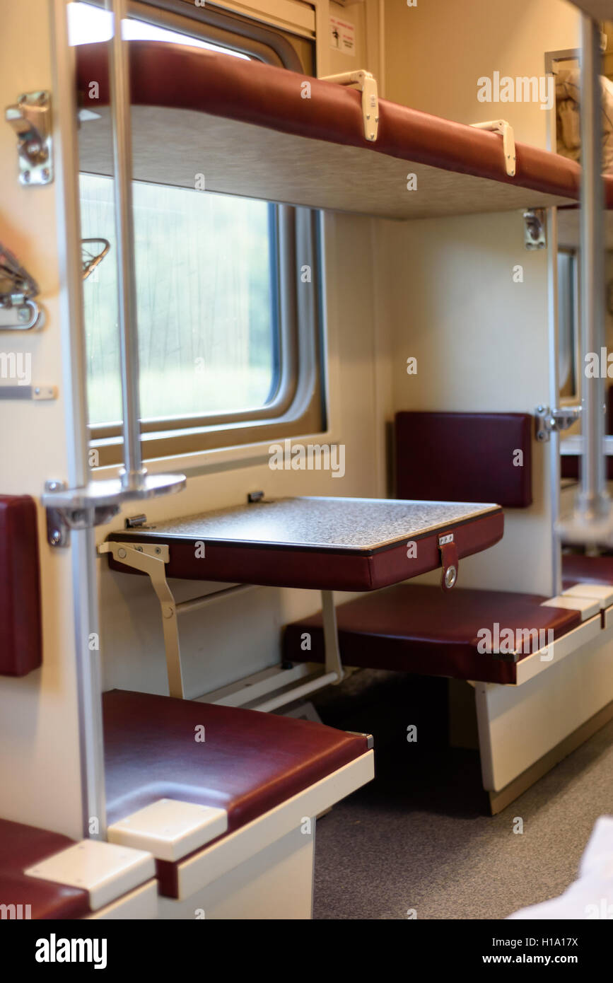 Interno di un treno russo con comoda panca e posti a sedere con nessuno in scena. Foto Stock
