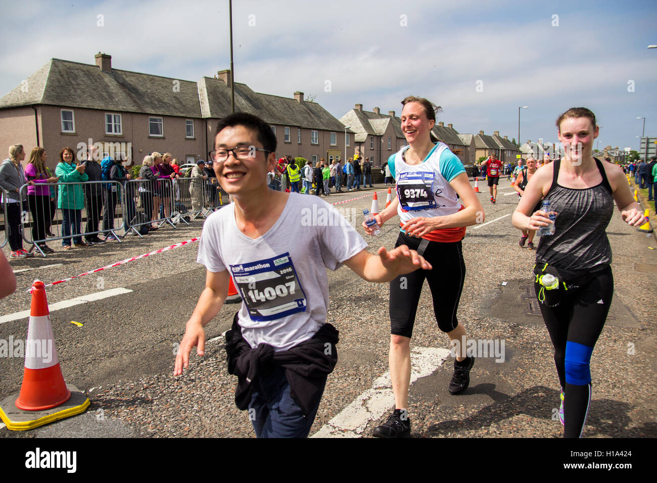 I partecipanti sorridenti maratona in Edinburgh Foto Stock