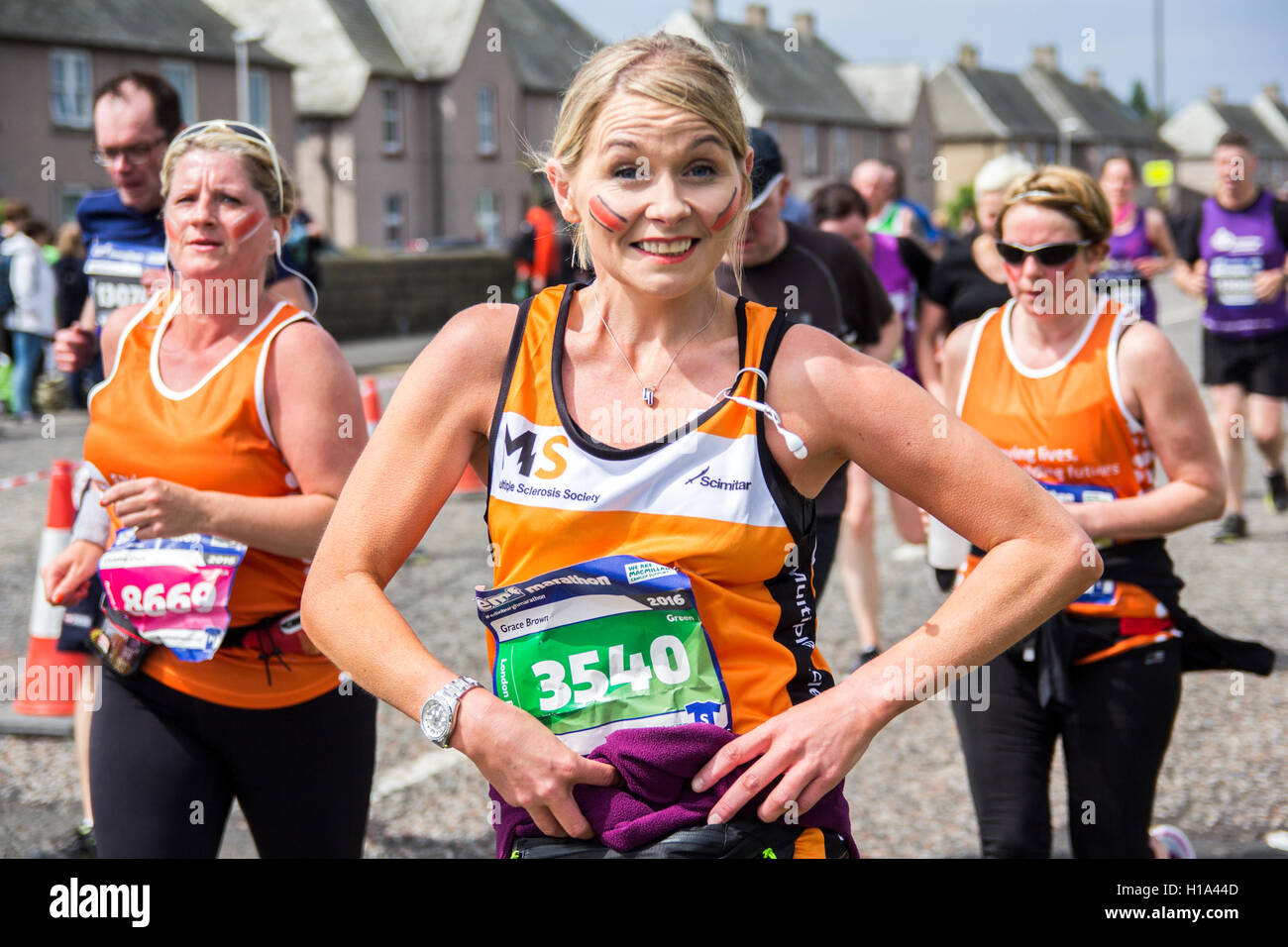 I partecipanti sorridenti maratona in Edinburgh Foto Stock