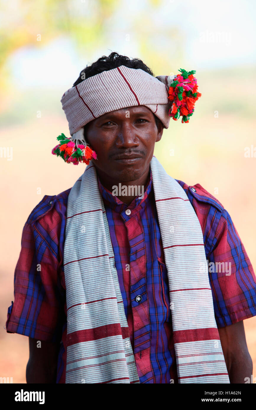 Uomo tribale in abbigliamento tradizionale, tribù Dhurwa, Gonchapur Village, Chatisgarh, India. Facce rurali dell'India Foto Stock