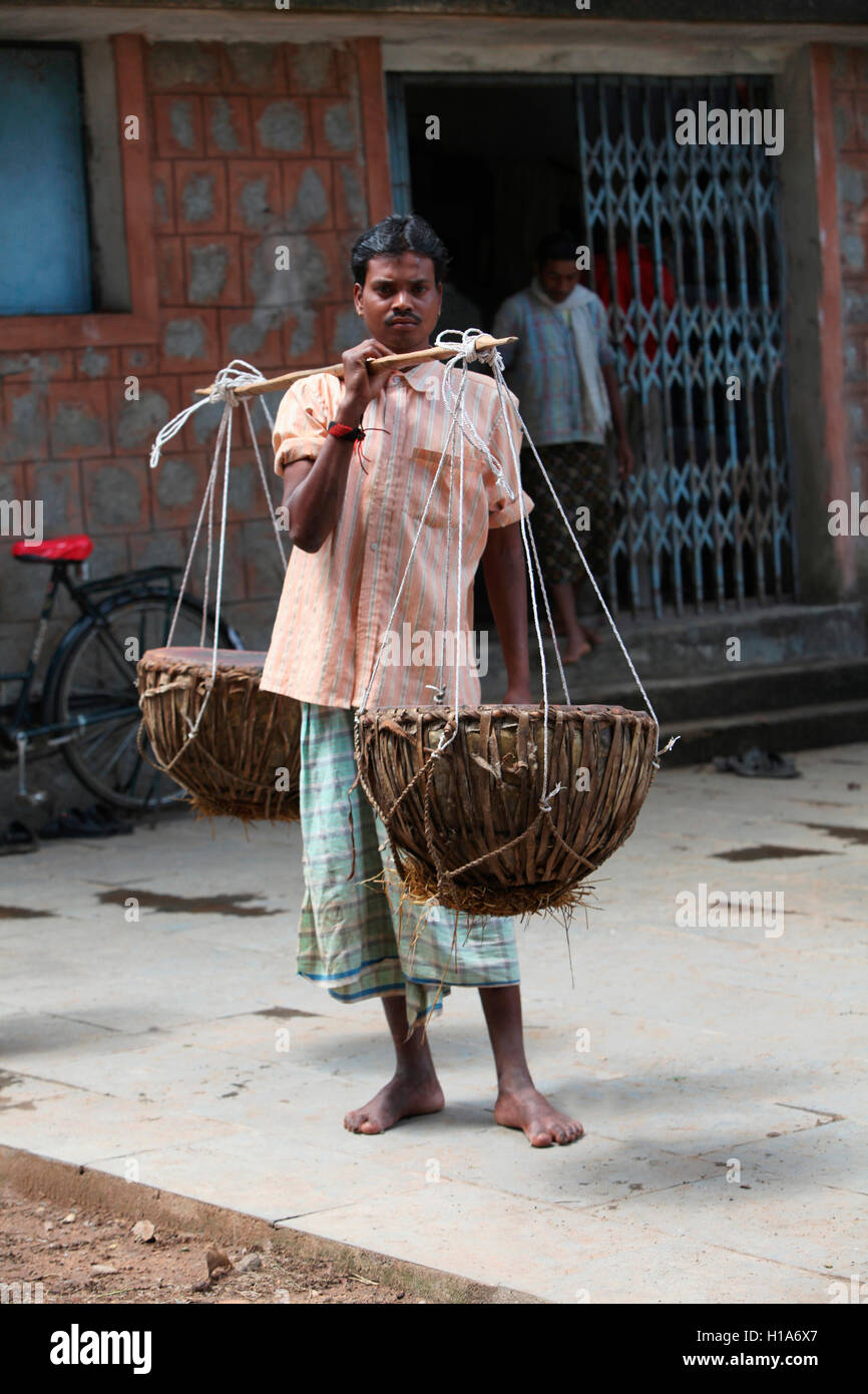 Musicista che trasportano i tamburi, danteshwari tempio locali, chattisgarh, India Foto Stock