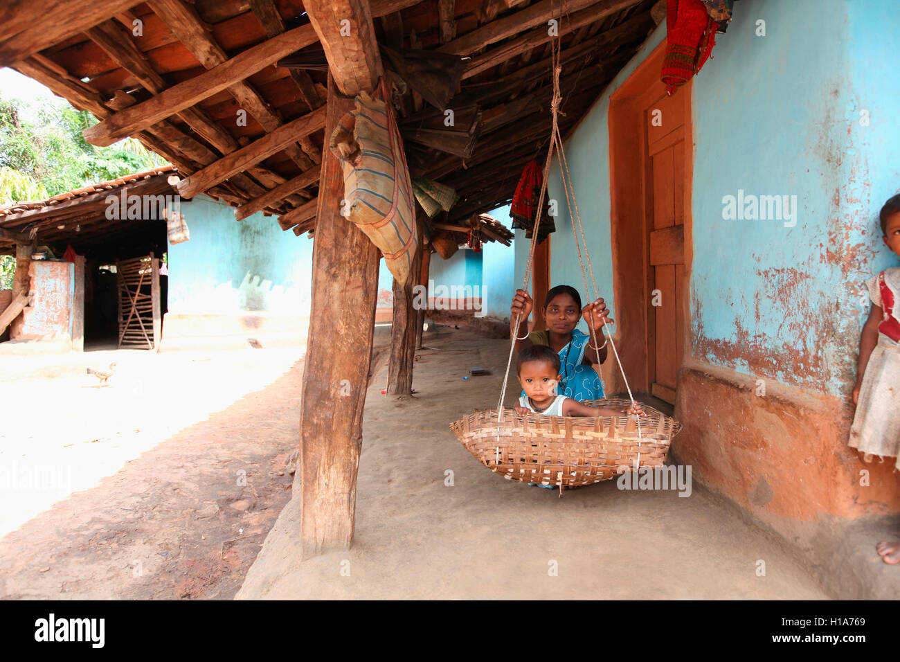 La madre e il Bambino, Bison Horn Maria Tribe, Gamawada Blocco, Chattisgarh, India Foto Stock