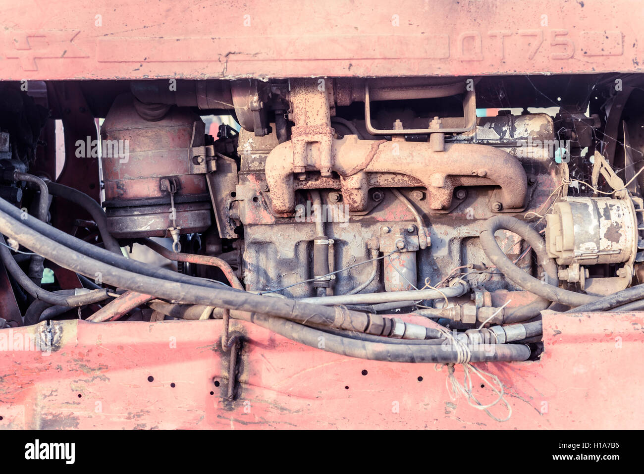 Vintage blocco motore di una macchina in disuso con evidenti segni di usura Foto Stock