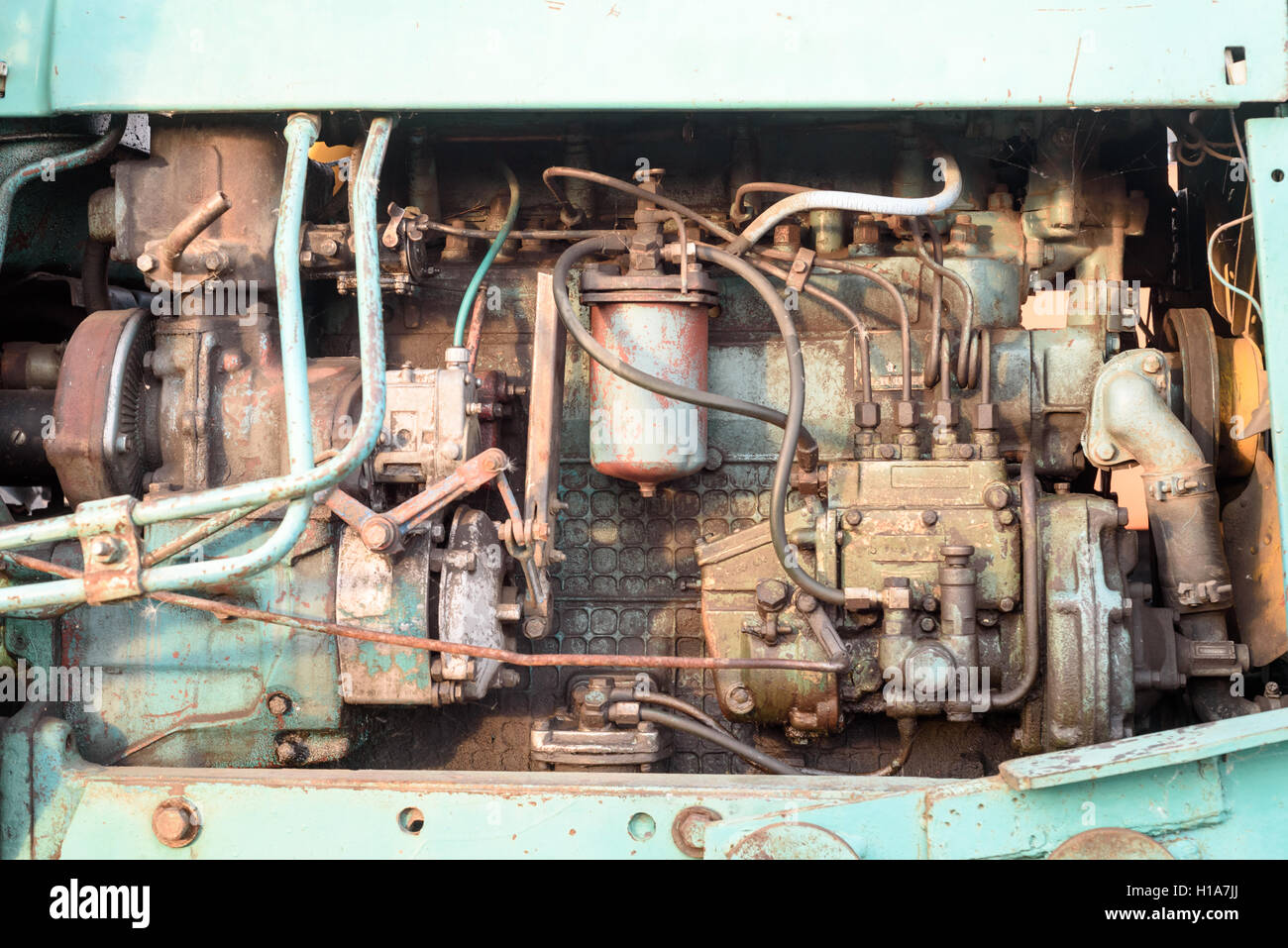 Il vecchio motore usurato il blocco di una grande macchina industriale a colori che mostra le macchine parti di ricambio e accessori. Foto Stock