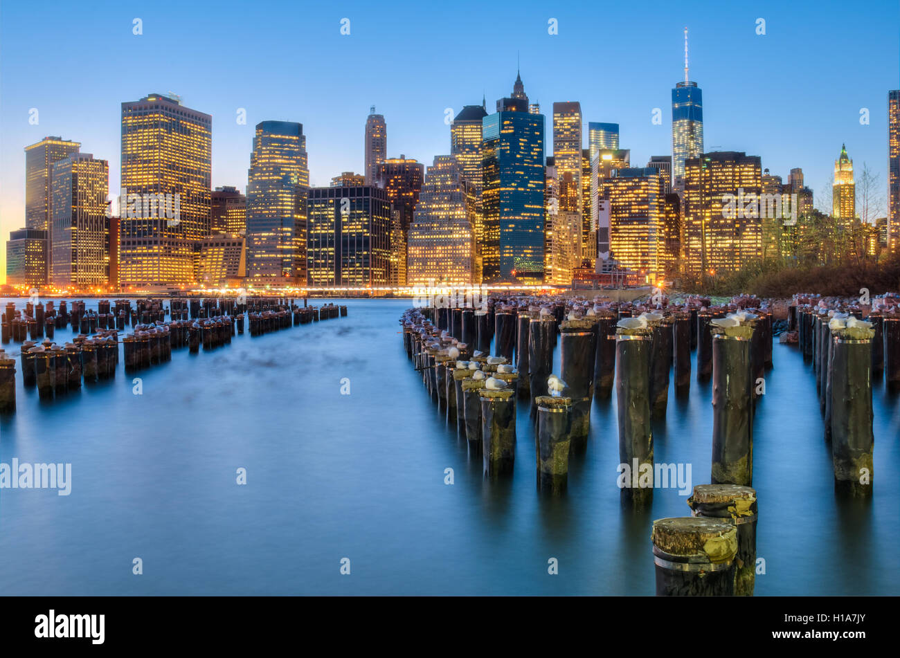 Vista della Skyline di Manhattan al tramonto in tutta l'East River da Ponte di Brooklyn Park Foto Stock