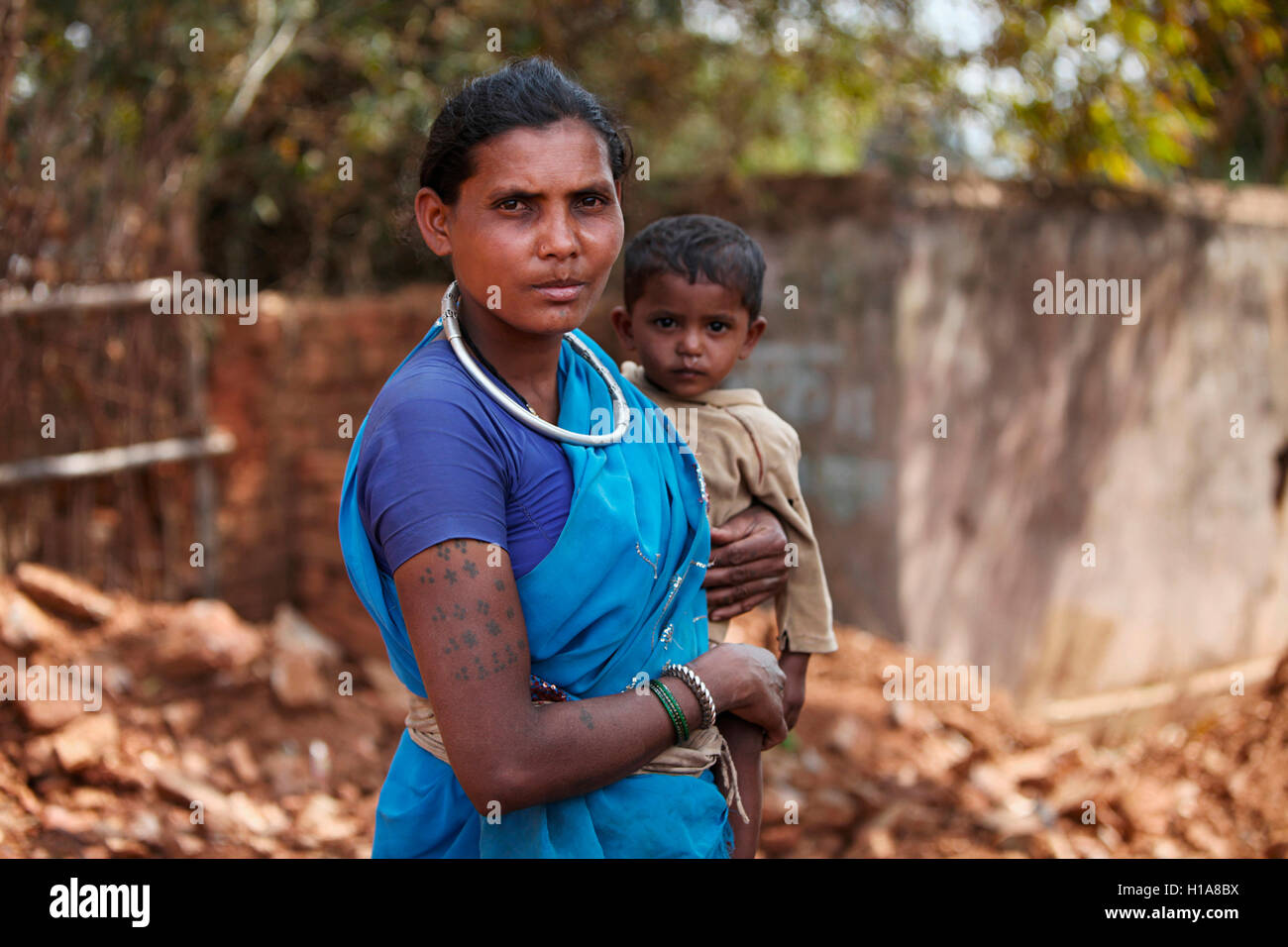 Madre e bambino, tribù di Muria, Villaggio di Deogaon, Chattisgarh. Facce rurali dell'India Foto Stock