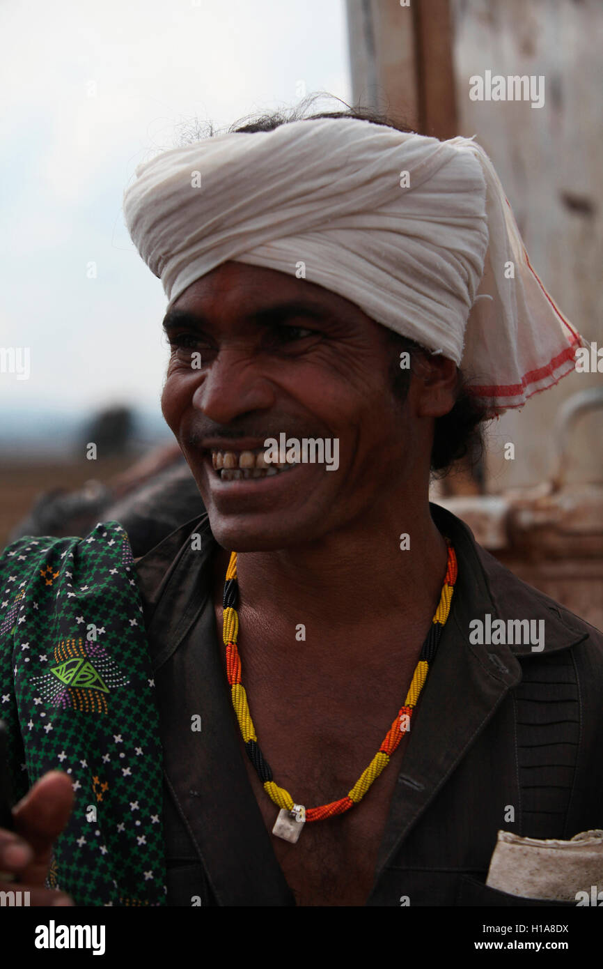 Uomo tribale, tribù di Muria, villaggio di Benur, Chattisgarh, India. Facce rurali dell'India Foto Stock
