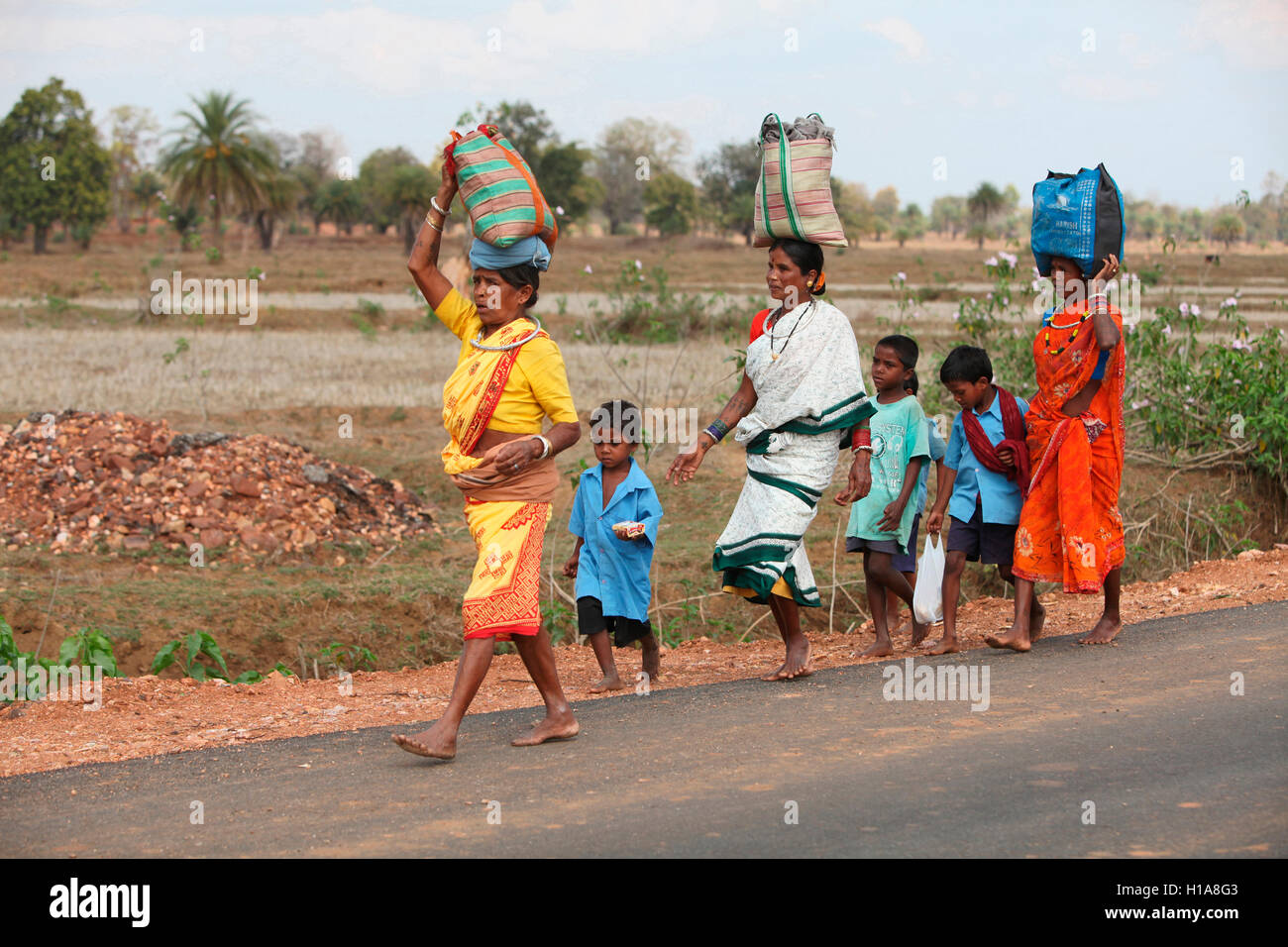 Le donne e i bambini a piedi, muria tribù, benur village, chattisgarh, India Foto Stock