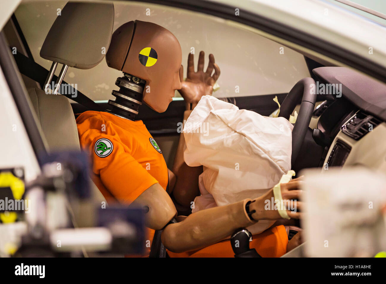 Skoda auto, sled test, crash test Oscar fittizia, cinture di sicurezza di utilizzo, sicurezza, indossare le cinture di sicurezza Foto Stock