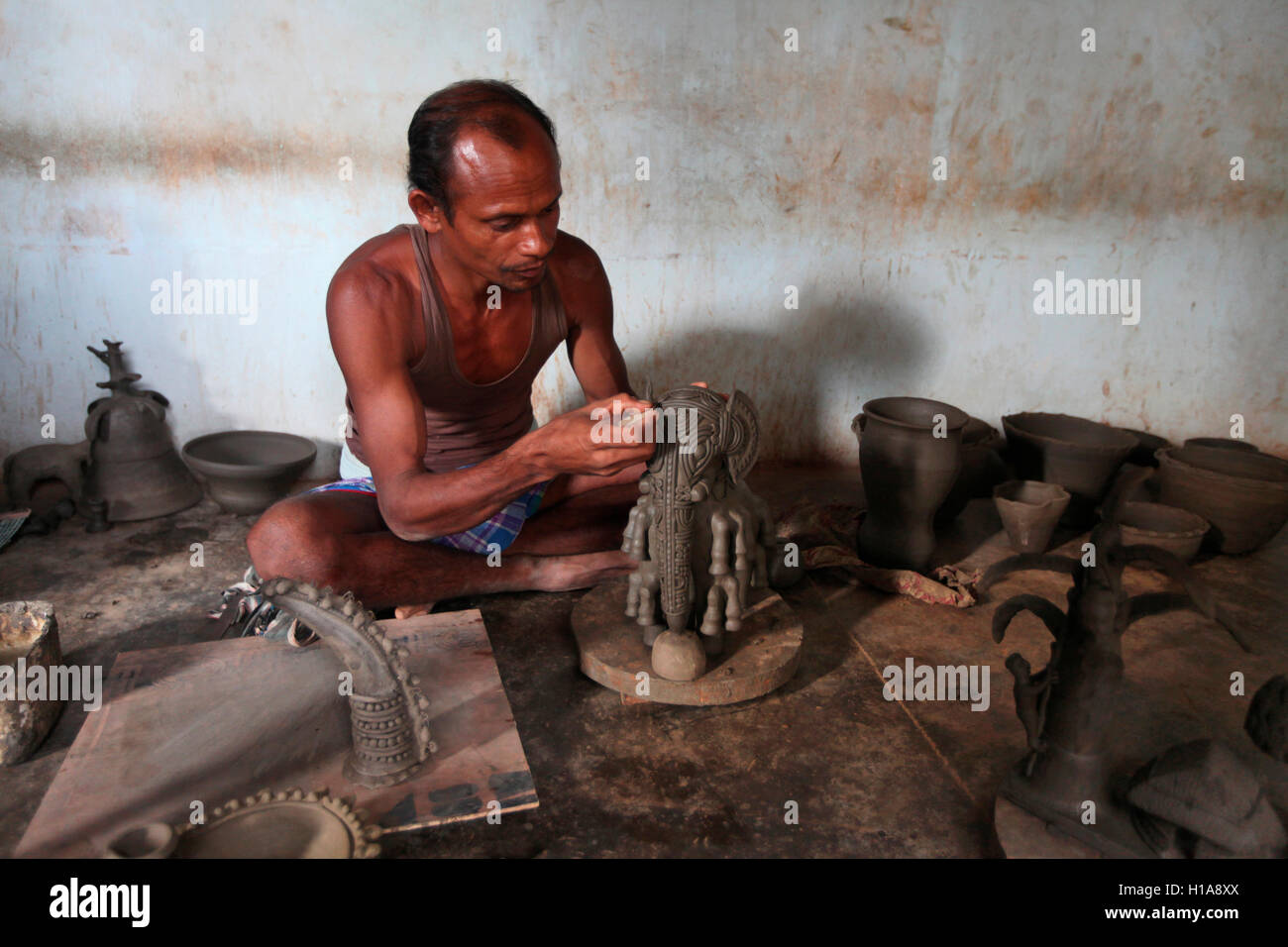 Realizzazione artigianale articoli di terracotta, erdka village, chattisgarh, India Foto Stock