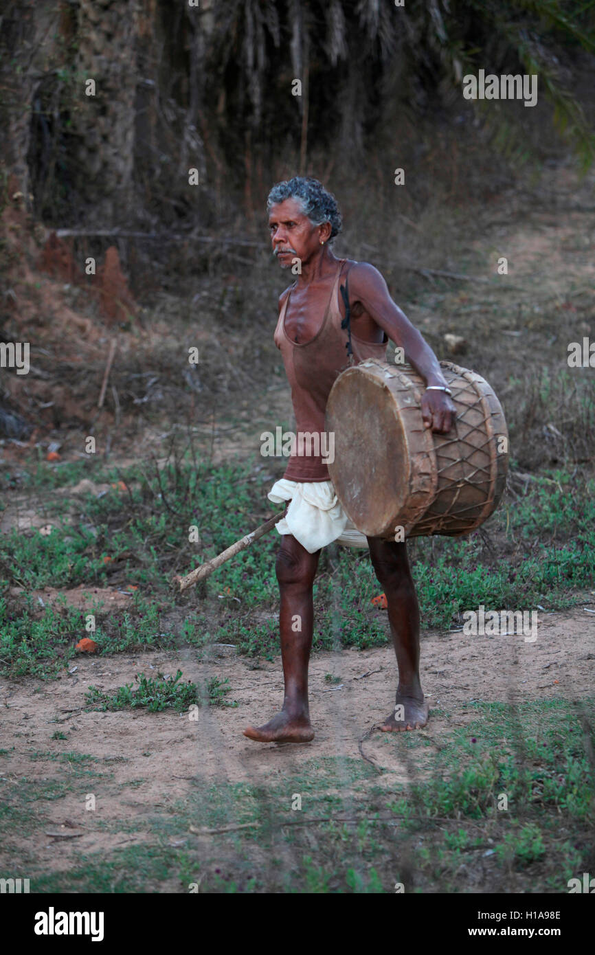 Tribal uomo che porta un tamburo, tribù muria, erdka village, chattisgarh Foto Stock