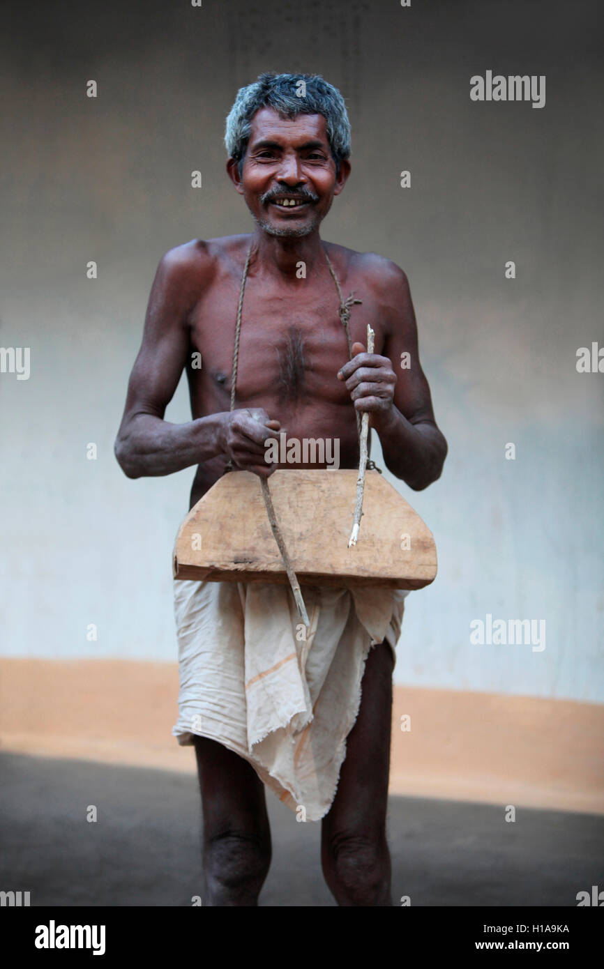 Uomo tribale con tharki (vacca, Bell), tribù muria, erdku village, chattisgarh, India Foto Stock