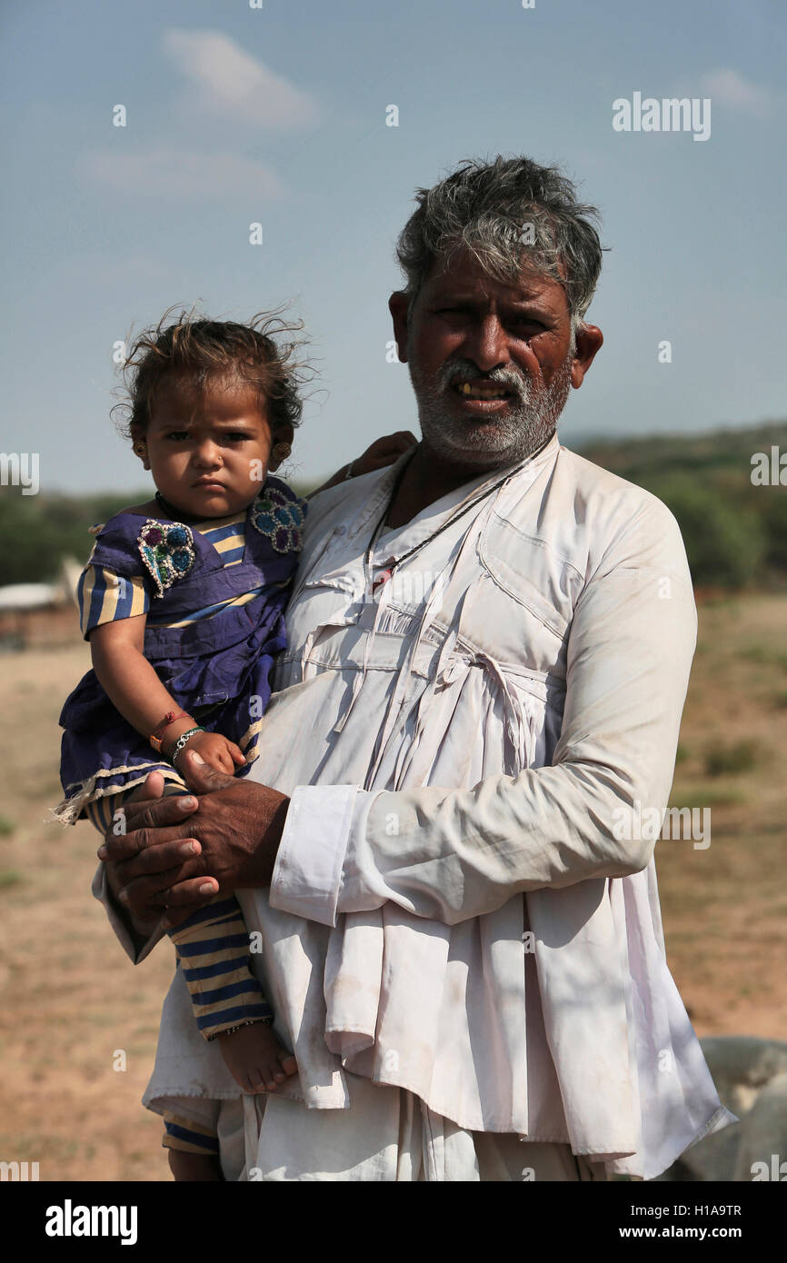 Rabari uomo vecchio con grand figlia, dhebaria rabari (dhebar), kutch, Gujarat, India Foto Stock
