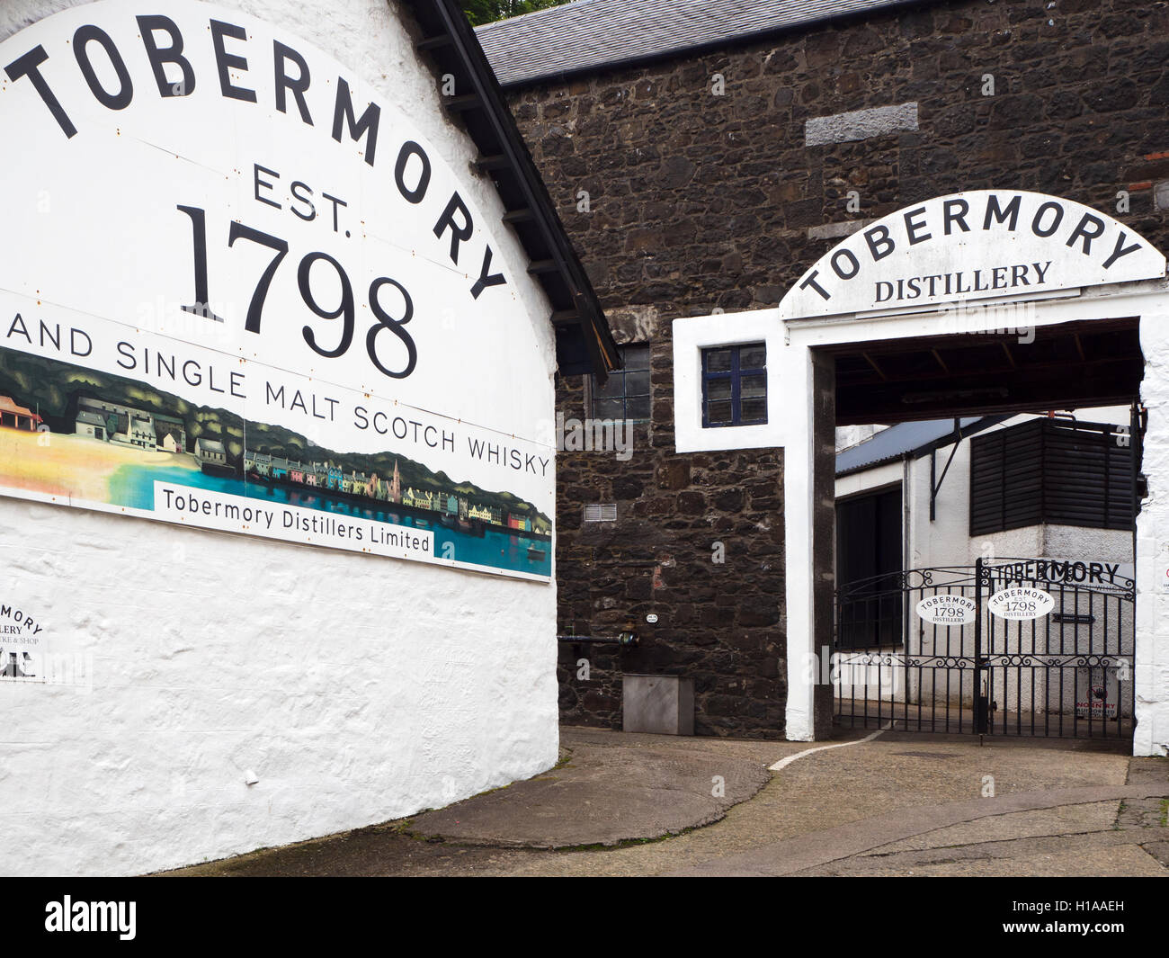 Tobermory Distillery dal porto di Tobermory Isle of Mull Argyll and Bute Scozia Scotland Foto Stock