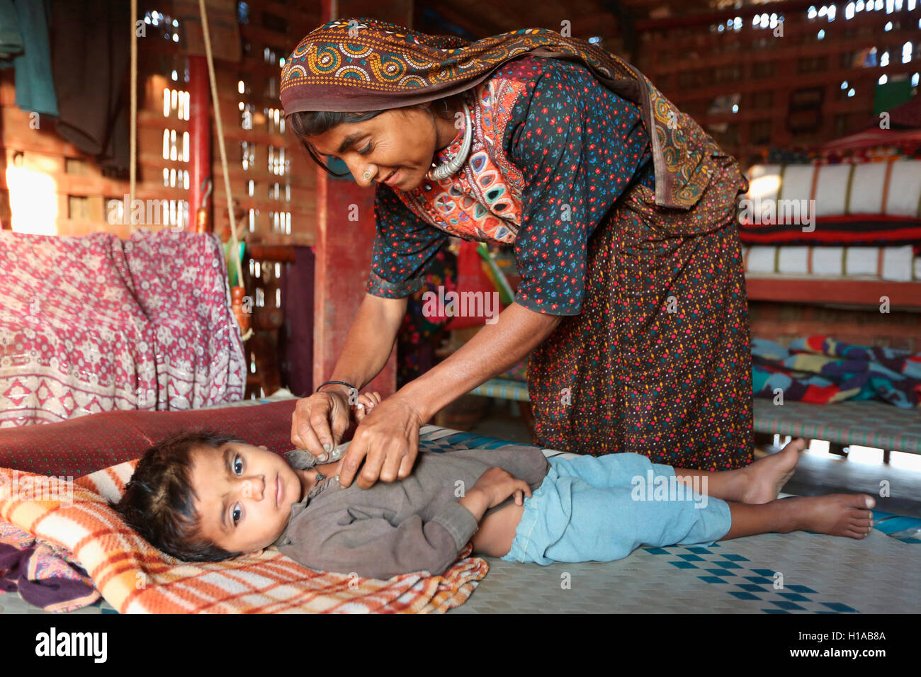 La madre e il bambino, fakirani jat, medi villaggio, kutch, Gujarat, India Foto Stock