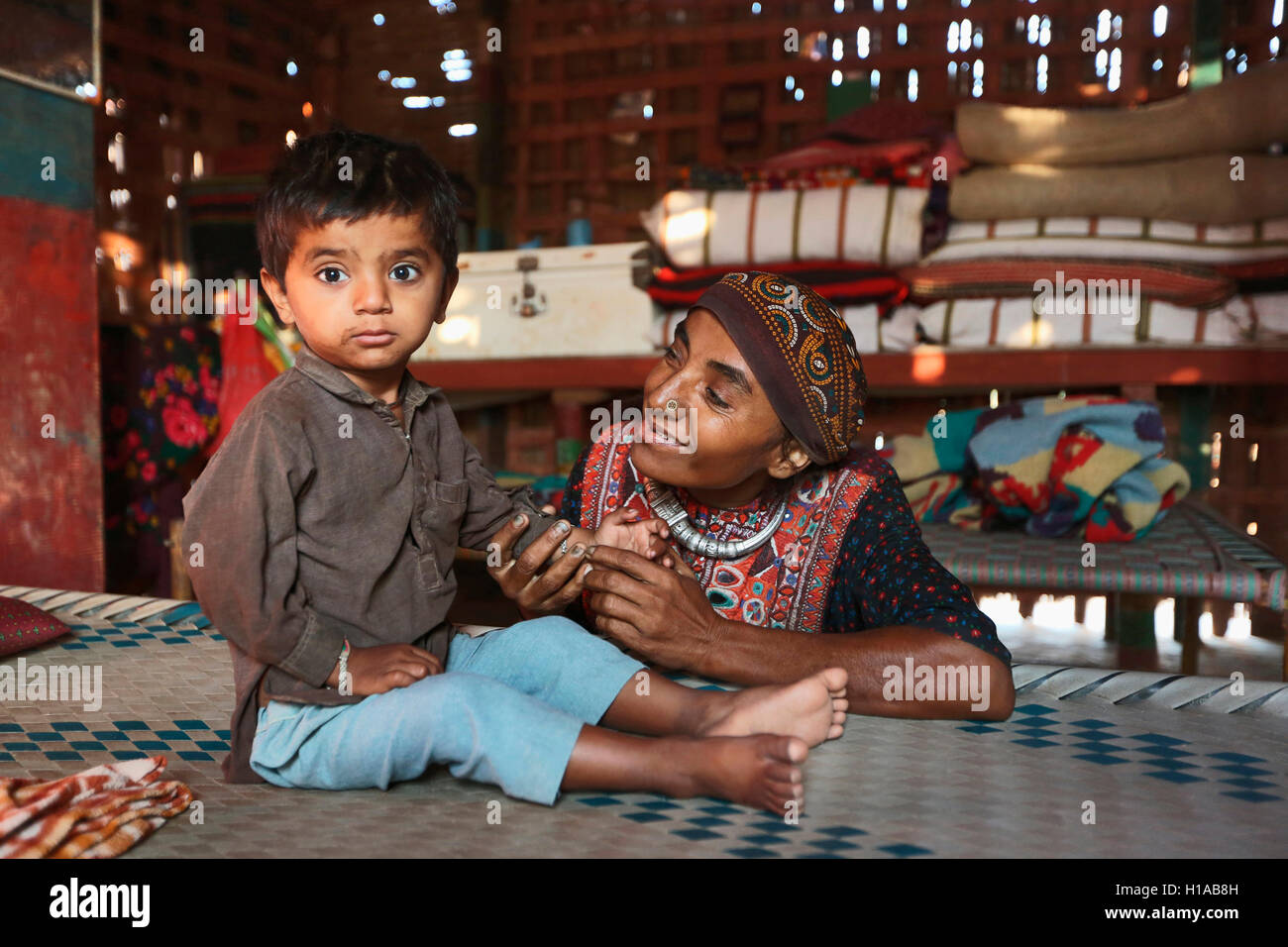 La madre e il bambino, fakirani jat, medi villaggio, kutch, Gujarat, India Foto Stock