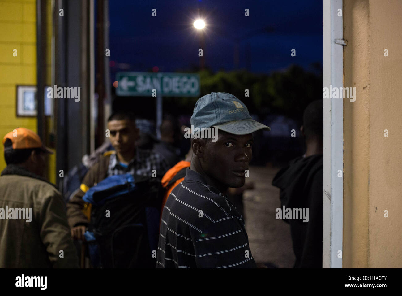 Tijuana, Baja California, Messico. Xx Settembre, 2016. Haitiani e i migranti africani che cercano di entrare negli Stati Uniti, stand a Padre Chava's kitchen-la zuppa in Tijuana, Sett. 20, 2016, il nord-ovest del Messico. Più di 5.000 haitiani senza i visti sono stati elaborati dal CBP Officer presso il San Diego Field Office, principalmente al San Ysidro porto di entrata di attraversamento che collega Tijuana, Messico, con San Diego, durante questo anno fiscale. © Guillermo Arias/ZUMA filo/Alamy Live News Foto Stock