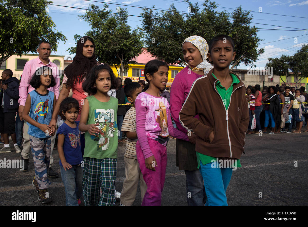 Tijuana, Baja California, Messico. Xix Sep, 2016. I migranti che cercano di entrare negli Stati Uniti lineup per la loro nomina passa, in Tijuana, Sett. 19, 2016, il nord-ovest del Messico. Più di 5.000 haitiani senza i visti sono stati elaborati dal CBP Officer presso il San Diego Field Office, principalmente al San Ysidro porto di entrata di attraversamento che collega Tijuana, Messico, con San Diego, durante questo anno fiscale. © Guillermo Arias/ZUMA filo/Alamy Live News Foto Stock