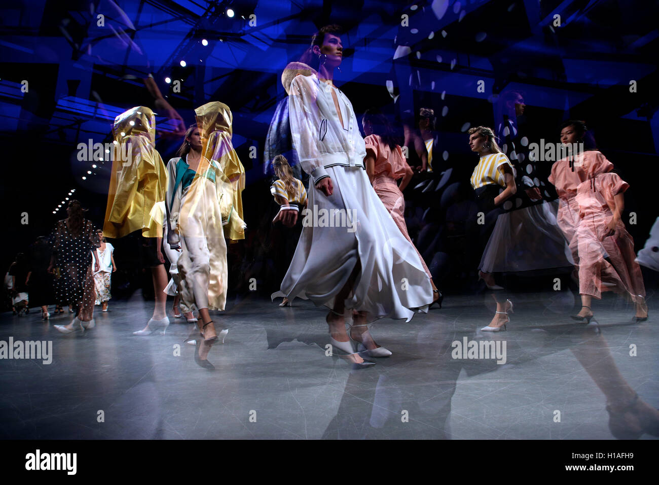 Milano, Italia. Il 22 settembre, 2016. L'esposizione multipla mostra fotografica di modelli a piedi la pista durante l'Anteprima fashion show come parte della settimana della moda milanese Primavera/Estate 2017 di Milano, Italia, il 7 settembre 22, 2016. © Jin Yu/Xinhua/Alamy Live News Foto Stock