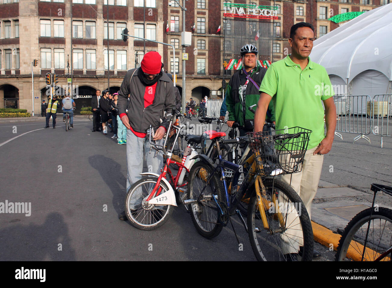 Città del Messico. Il 22 settembre, 2016. Gli utenti di bicicletta sono visti durante un evento per contrassegnare il mondo la Giornata senza automobili presso la Piazza della Costituzione, nel centro di Città del Messico, capitale del Messico, sul Sett. 22, 2016. © Str/Xinhua/Alamy Live News Foto Stock
