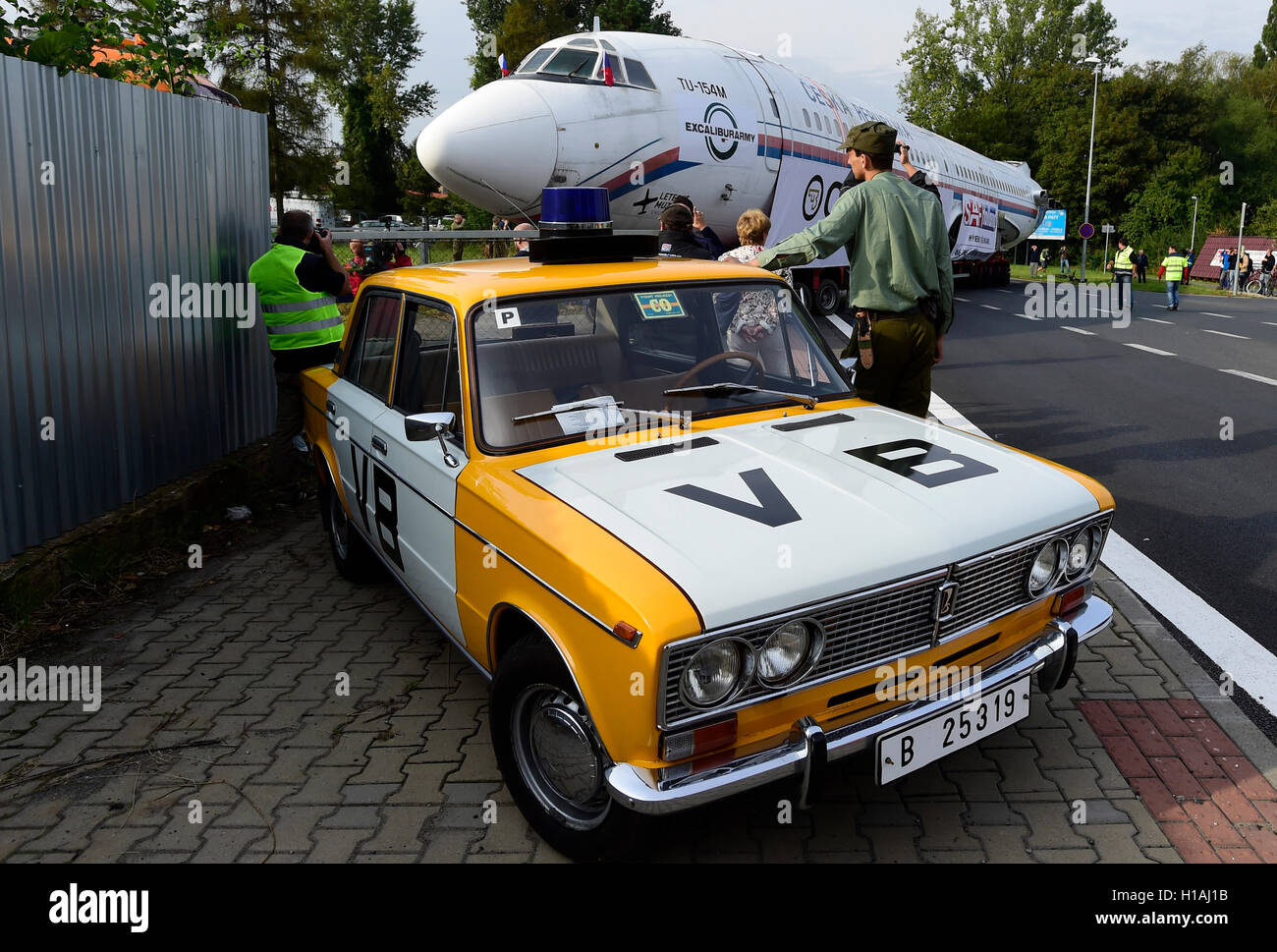 Praga, Repubblica Ceca. 23 Sep, 2016. Tu-154 piano, che è stato parte del governo ala fino al 2008, viene trasportato da Prague-Kbely aeroporto militare al museo dell'aviazione in Kunovice, Moravia del sud. Uno dei più grandi trasporti di terra delle apparecchiature aeronautiche nella storia ceca è raffigurato nella Praga Repubblica Ceca, Settembre 23, 2016. Credito: Roman Vondorus/CTK foto/Alamy Live News Foto Stock