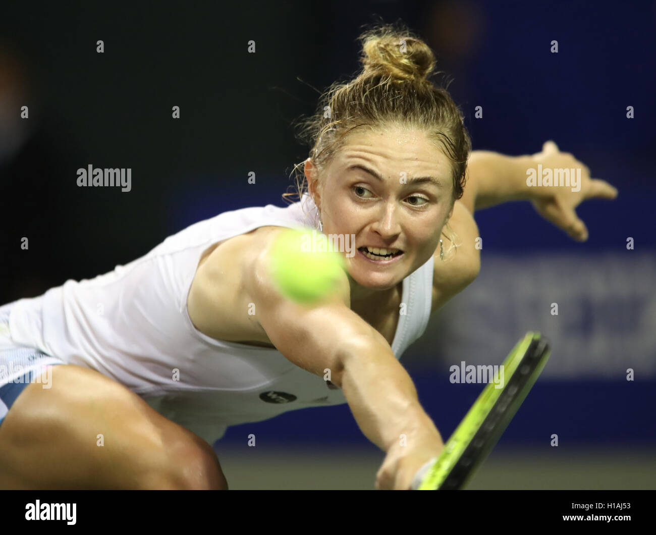 Tokyo, Giappone. 23 Sep, 2016. Aliaksandra Sasnovich della Bielorussia restituisce la sfera contro il Giappone Naomi Osaka durante i quarti di finale della Toray Pan Pacific Open tennis championships di Tokyo il Venerdì, 23 settembre 2016. Osaka Sasnovich sconfitto 6-3, 7-6. © Yoshio Tsunoda/AFLO/Alamy Live News Foto Stock