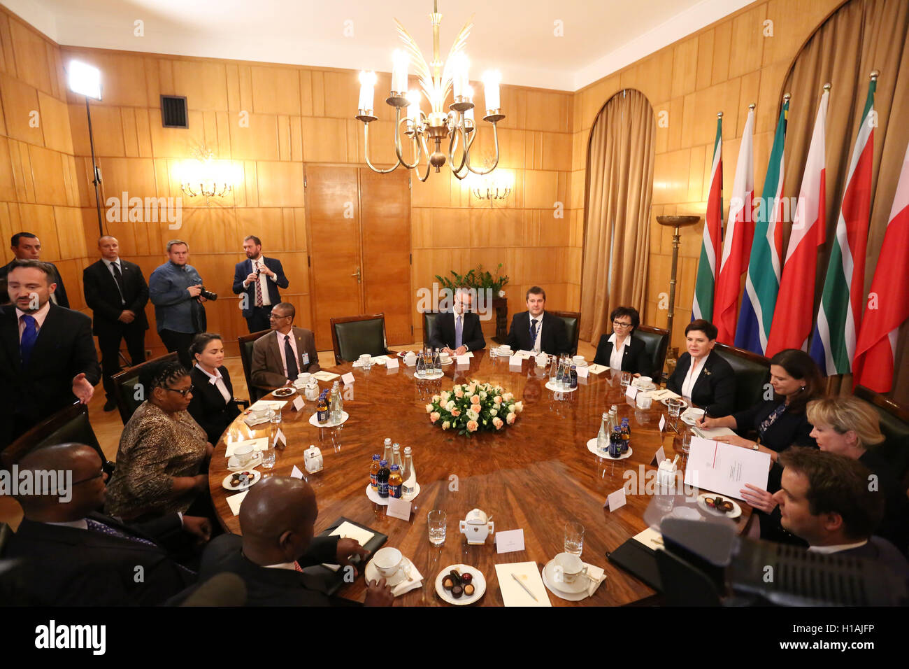 Varsavia, Polonia. 23 Settembre, 2016. Il primo ministro Beata Szydlo receimved Presidente del Consiglio Nazionale delle province del Sud Africa (NCOP) Thandi Modise per la visita ufficiale a Varsavia. Credito: Jake Ratz/Alamy Live News Foto Stock